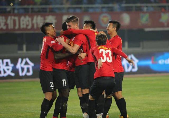 某球员签下高额合同，成为球队核心